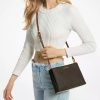 Cartera Crossbody Michael Kors Modelo Trisha Marrón Monograma Dorado