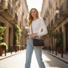 Cartera Crossbody Michael Kors Modelo Trisha Marrón Monograma Dorado