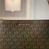Cartera Crossbody Michael Kors Modelo Trisha Marrón Monograma Dorado