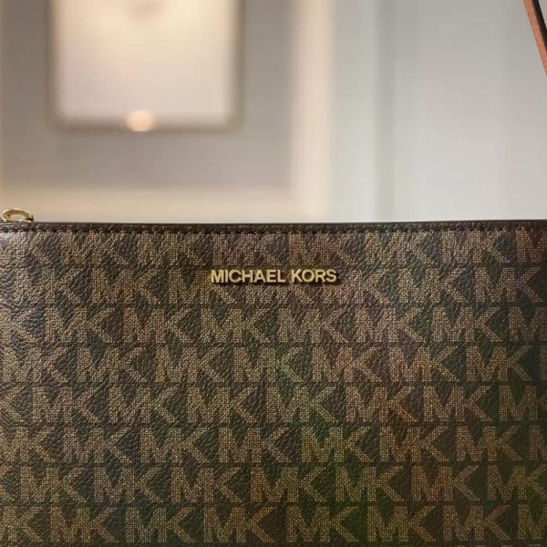 Cartera Crossbody Michael Kors Modelo Trisha Marrón Monograma Dorado